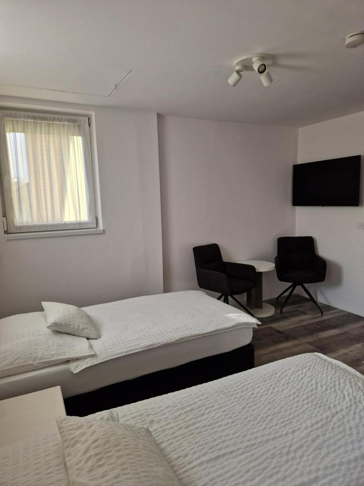 Nefelejcs Vendeghaz Hotel เกอเดิลเลอ ภายนอก รูปภาพ