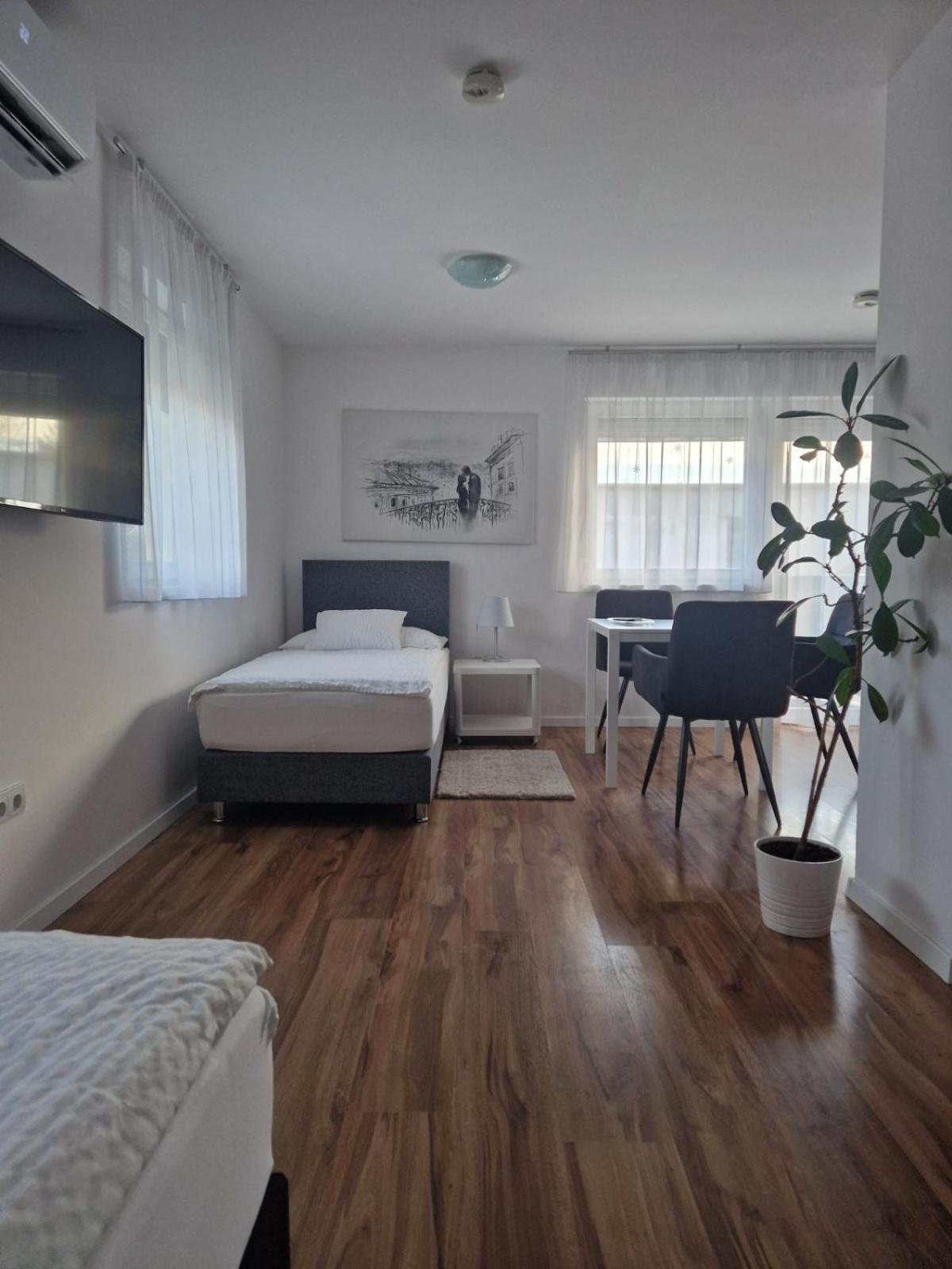 Nefelejcs Vendeghaz Hotel เกอเดิลเลอ ภายนอก รูปภาพ