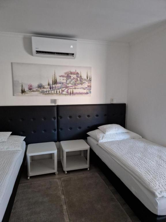 Nefelejcs Vendeghaz Hotel เกอเดิลเลอ ภายนอก รูปภาพ