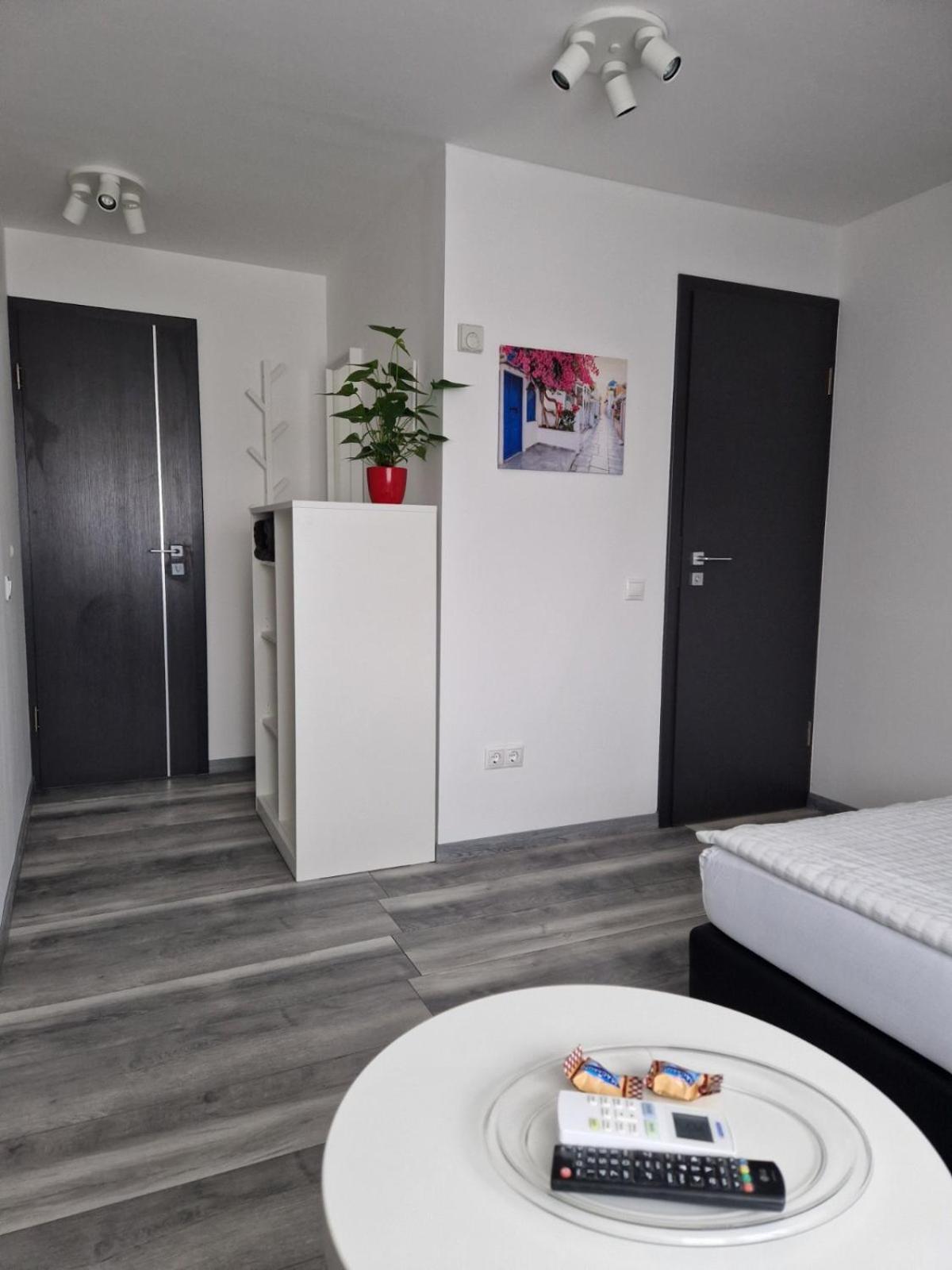 Nefelejcs Vendeghaz Hotel เกอเดิลเลอ ภายนอก รูปภาพ