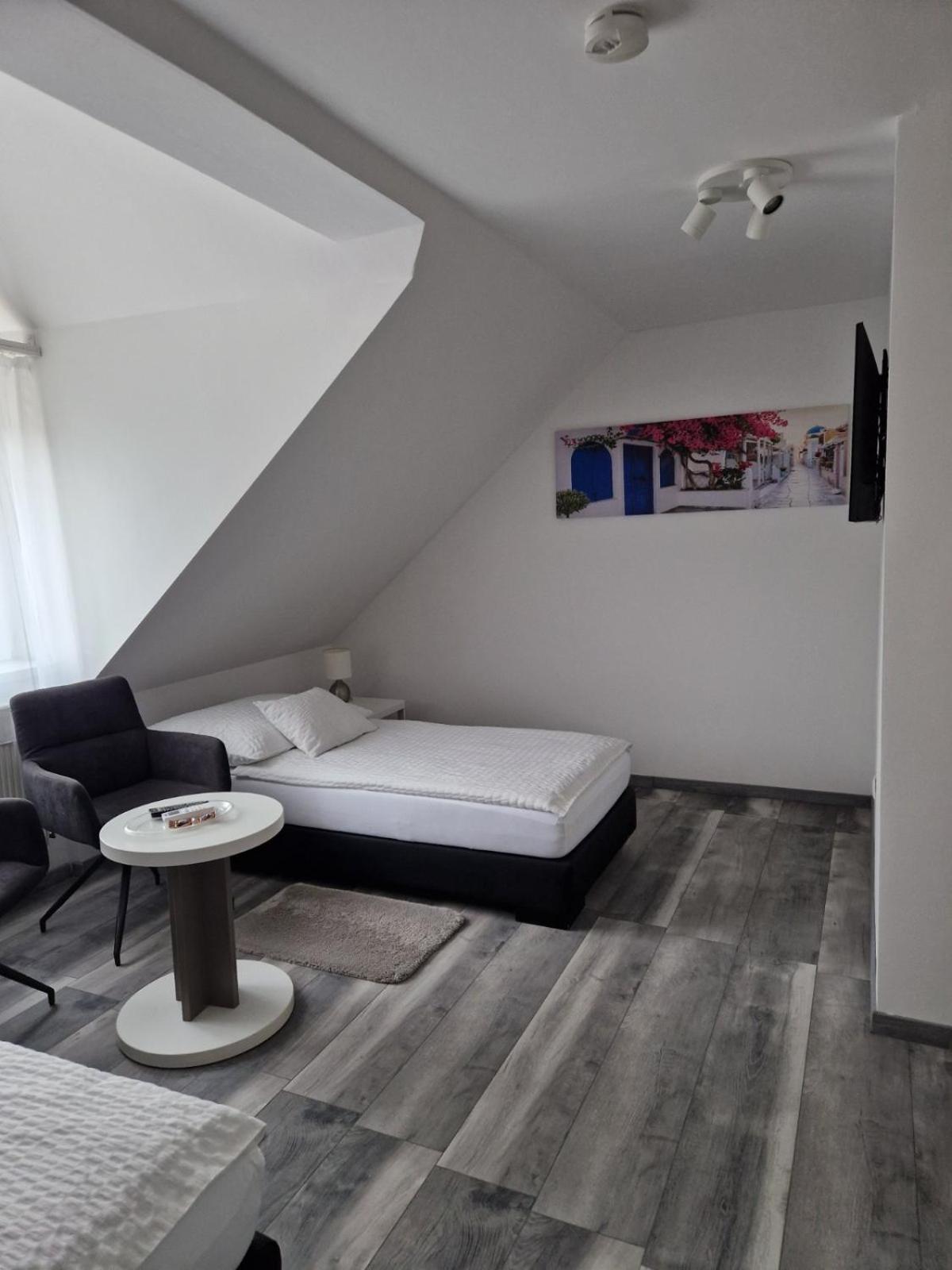 Nefelejcs Vendeghaz Hotel เกอเดิลเลอ ภายนอก รูปภาพ