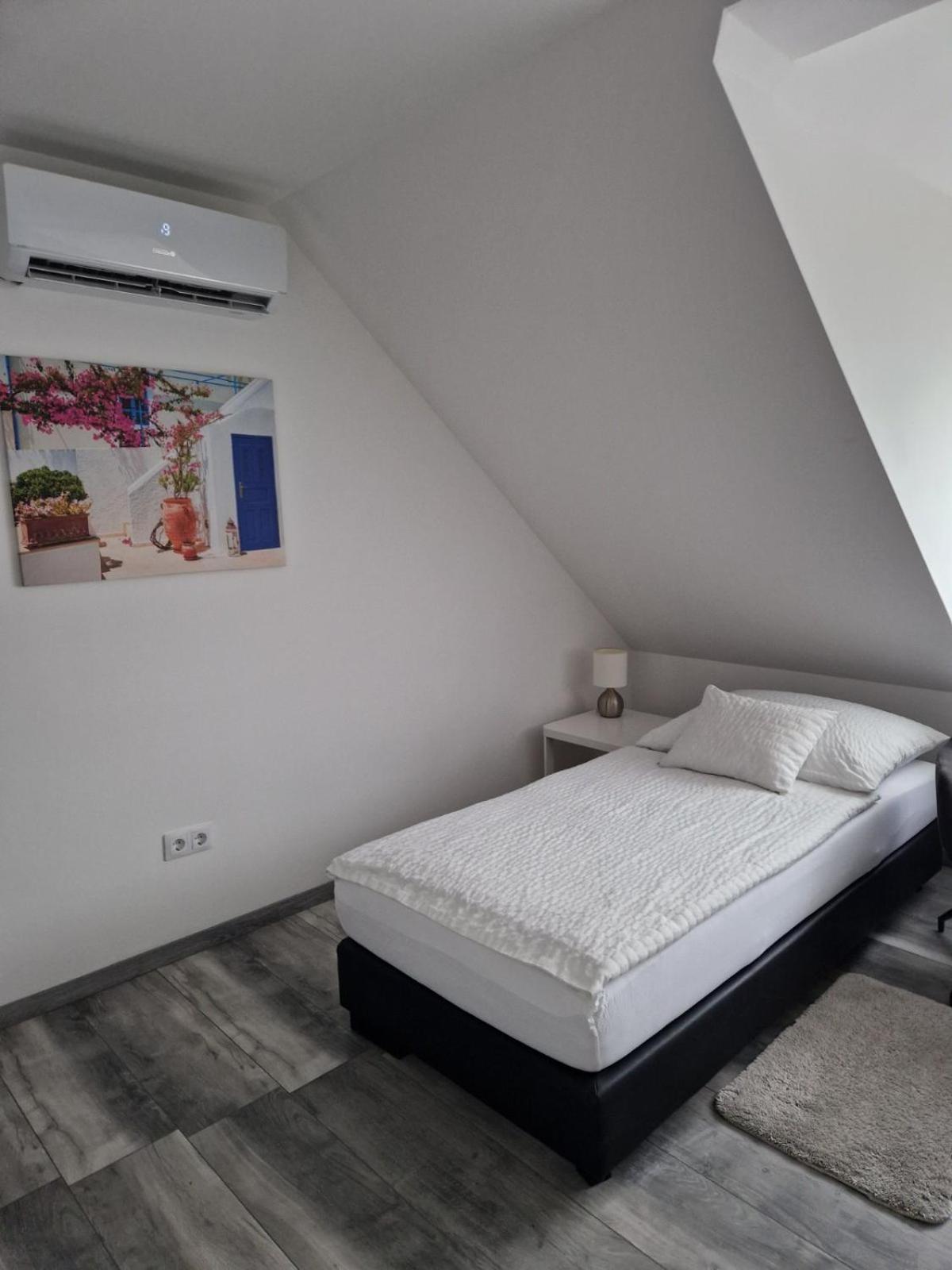 Nefelejcs Vendeghaz Hotel เกอเดิลเลอ ภายนอก รูปภาพ